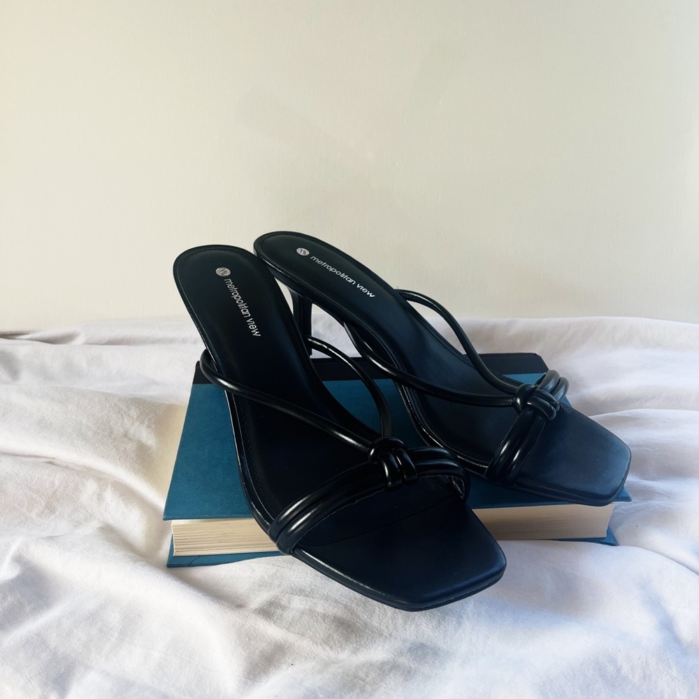 Metropolitan view black pumps